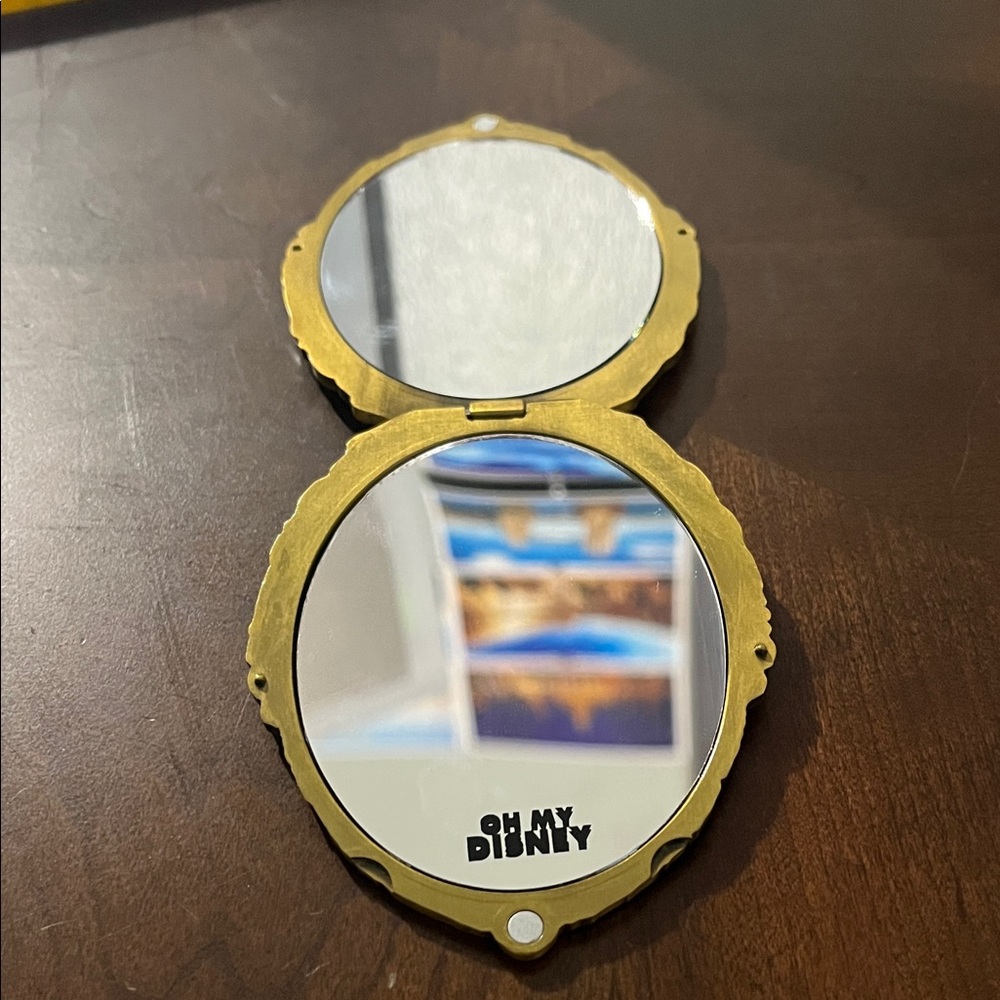 Snow White Compact Mirror - Picture 3 of 3